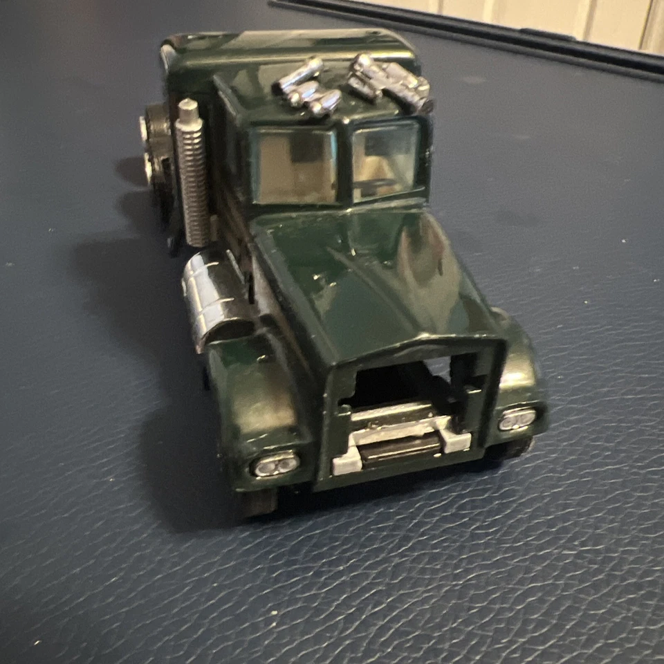 Cabina de camión tractor verde fundido a presión Foto 4 de 4