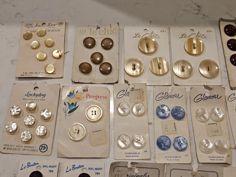 New Old Stock Vintage LOT Buttons 17 Luckyday Glamour Le Chic Original Card - Image 2 of 4