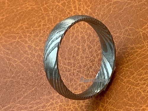 ANELLO DI FIDANZAMENTO FEDE NUZIALE UOMO DONNA ACCIAIO DAMASCATO PERSONALIZZATO 6mm -RESISTENTE ALLA RUGGINE - Foto 2 di 3