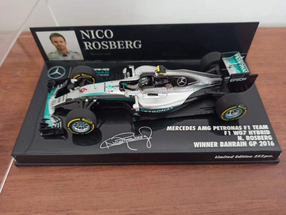 F1 Mercedes Petronas W07 Rosberg Winner Bahrain GP 2016 1/43 Minichamps - Immagine 2 di 2