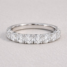 Alianza redonda de media eternidad de moissanita de 4,00 mm - Anillo de boda de plata de ley 925