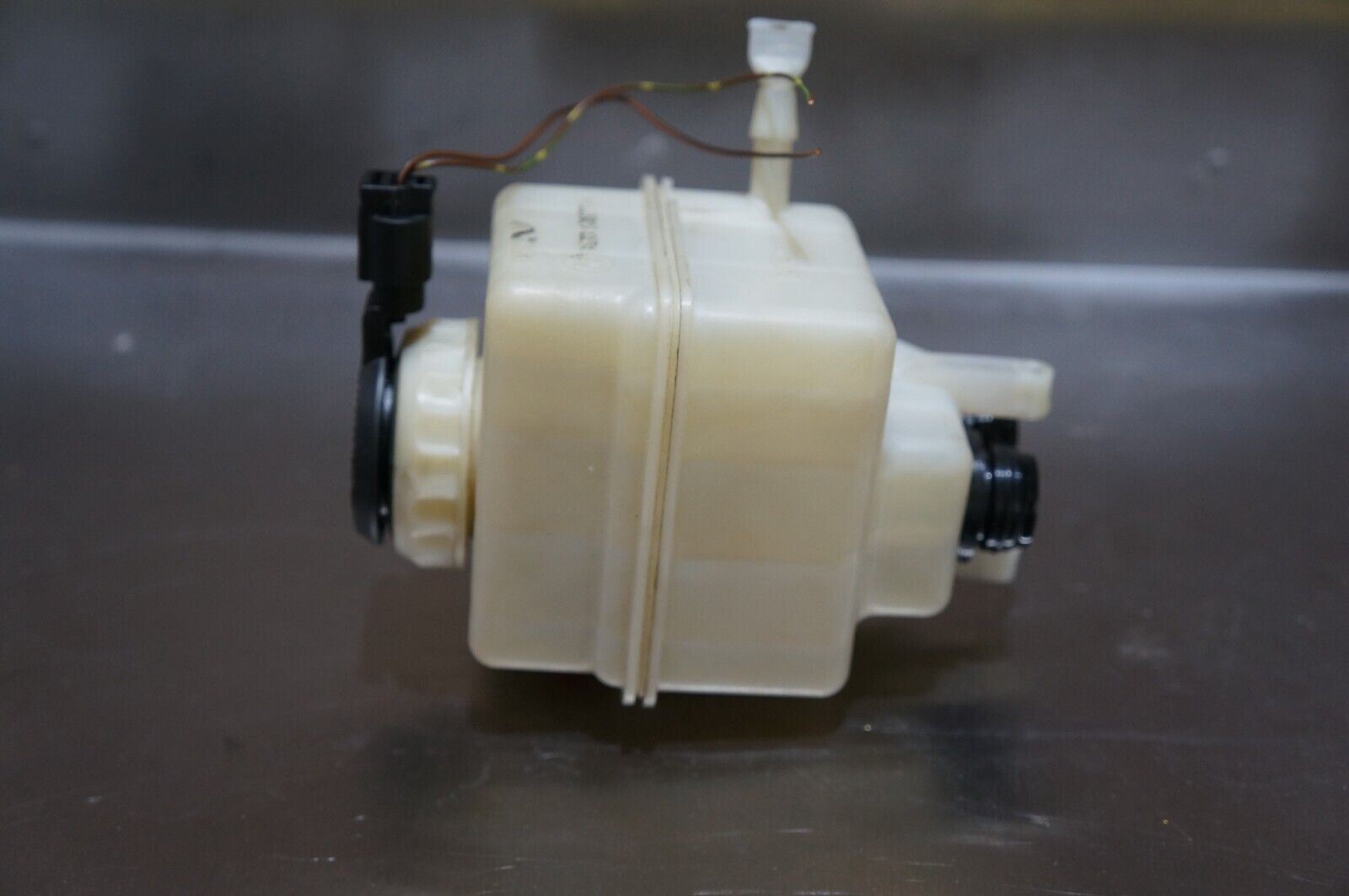 20092015 bmw 760i 750li 740li f01 f02 brake fluid tank reservoir