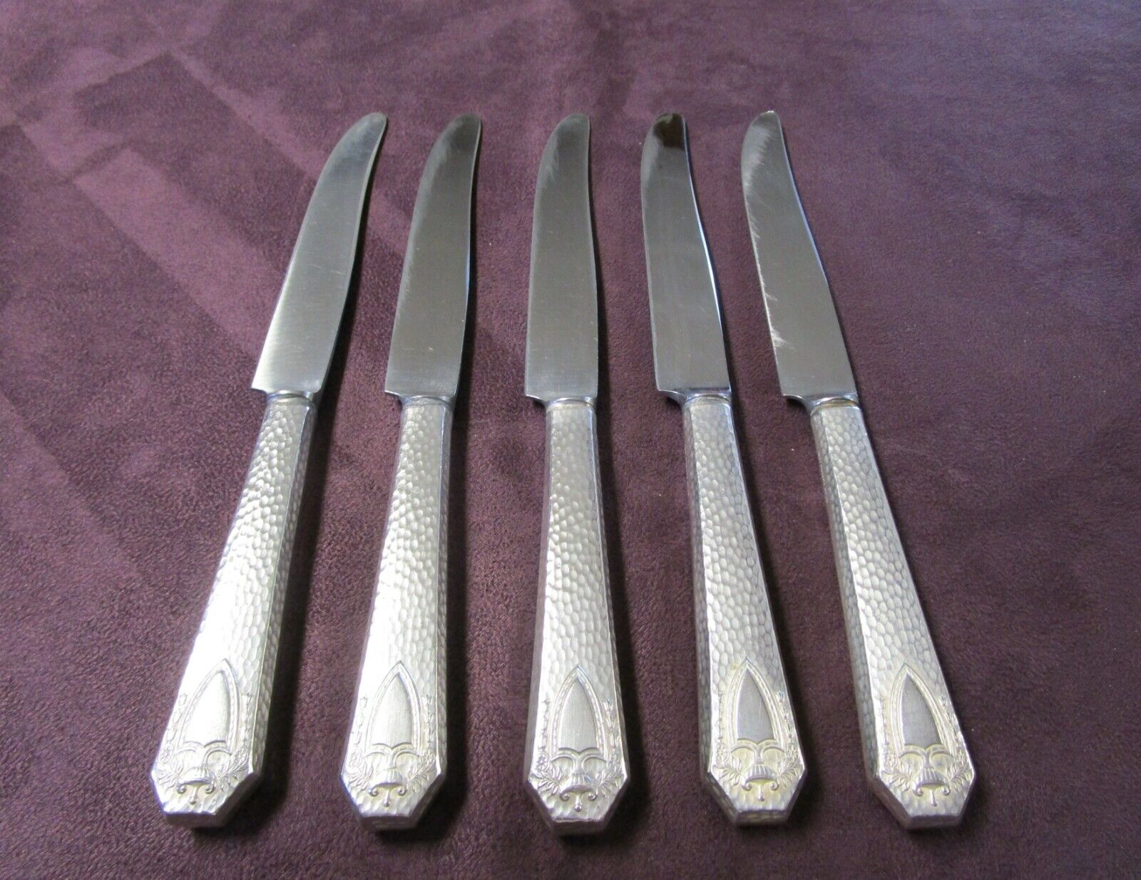 HERALDIC 5 Hollow Handle Luncheon Knives Arts & Crafts Silverplate 1906 No Mono 