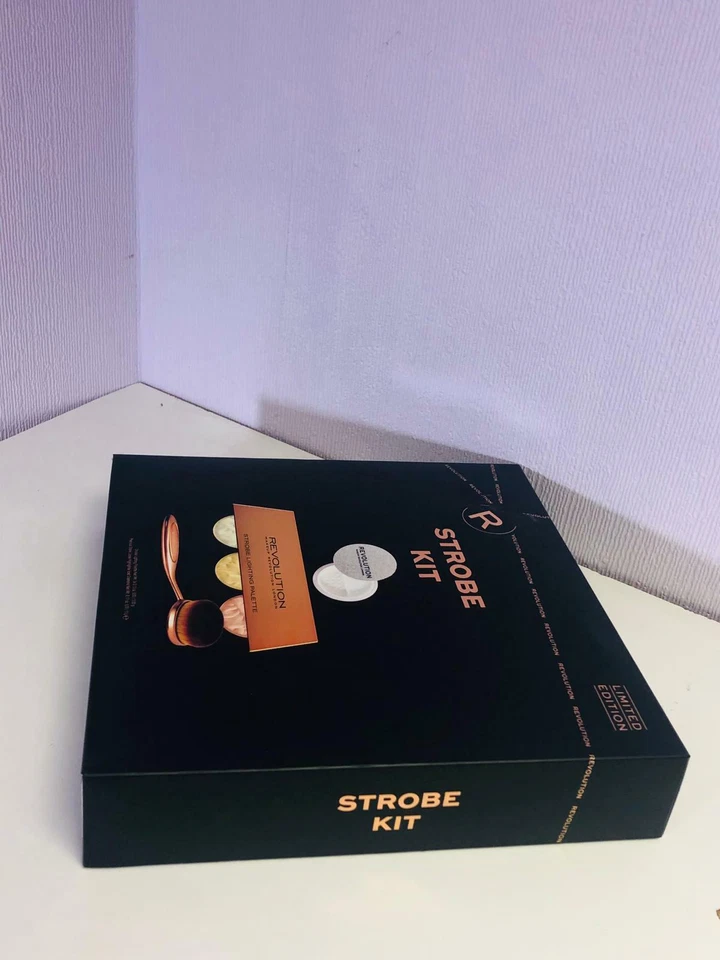 Revolution Makeup Palette Highlighter & Brush Loose  London Strobe Lighting Kit  - Image 4 of 4