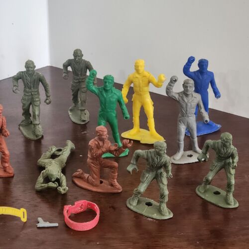 VINTAGE lot of 21: MPC Ring hand figures army men Soldiers 2 Belts 1 Gun War - Picture 3 of 5