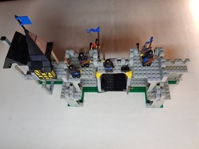 LEGO 6073 Knight's Castle 1984 Black Knights Castle 6073-1 Black Falcons #2