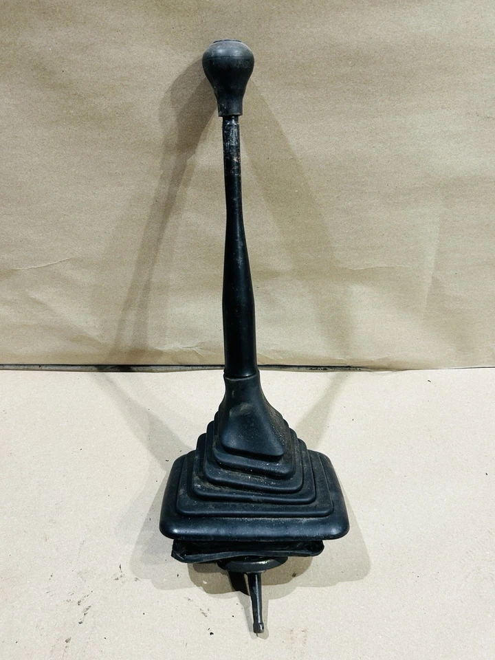 Palanca de cambios con botas y pernos 88-96 Ford F-150 4,9 L 4x4 5 velocidades M5od-R2 OEM Foto 2 de 4