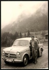 Fotografia auto NSU-Fiat, autista oltre auto in montagna 