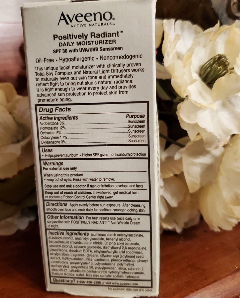 Aveeno POSITIVELY Radiant 日常保湿乳液 SPF 30 有效期至 2013 年全新旧货 — 第 3/4 张图片