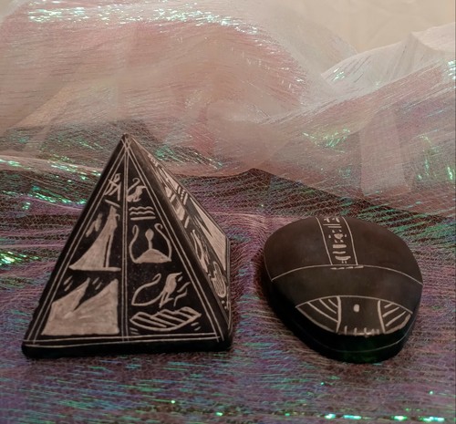 4 Zoll Ägyptische Kalligraphie gravierter Stein und 3 Zoll Harz Sandstein Pharao Pyramide - Bild 2 von 8