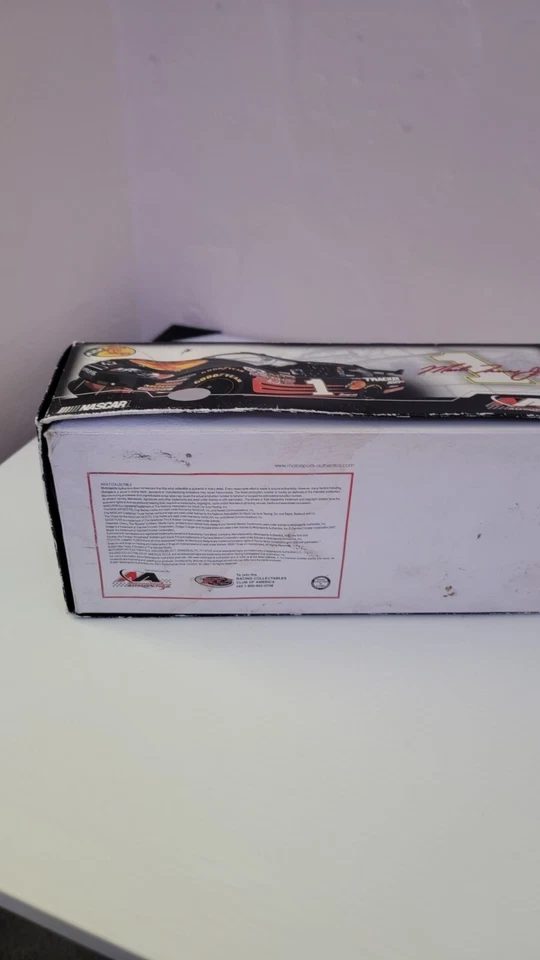 NASCAR Diecast Martin Truex Jr #1 Bass Pro Shop #3884 de edición limitada Foto 3 de 4
