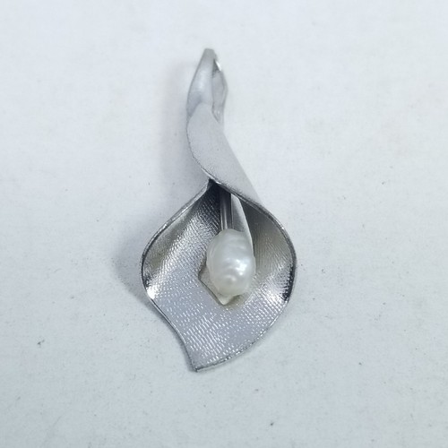 Vintage Modernist Calla lilly Form Anhänger, silberfarben Kunstperle Center Charm