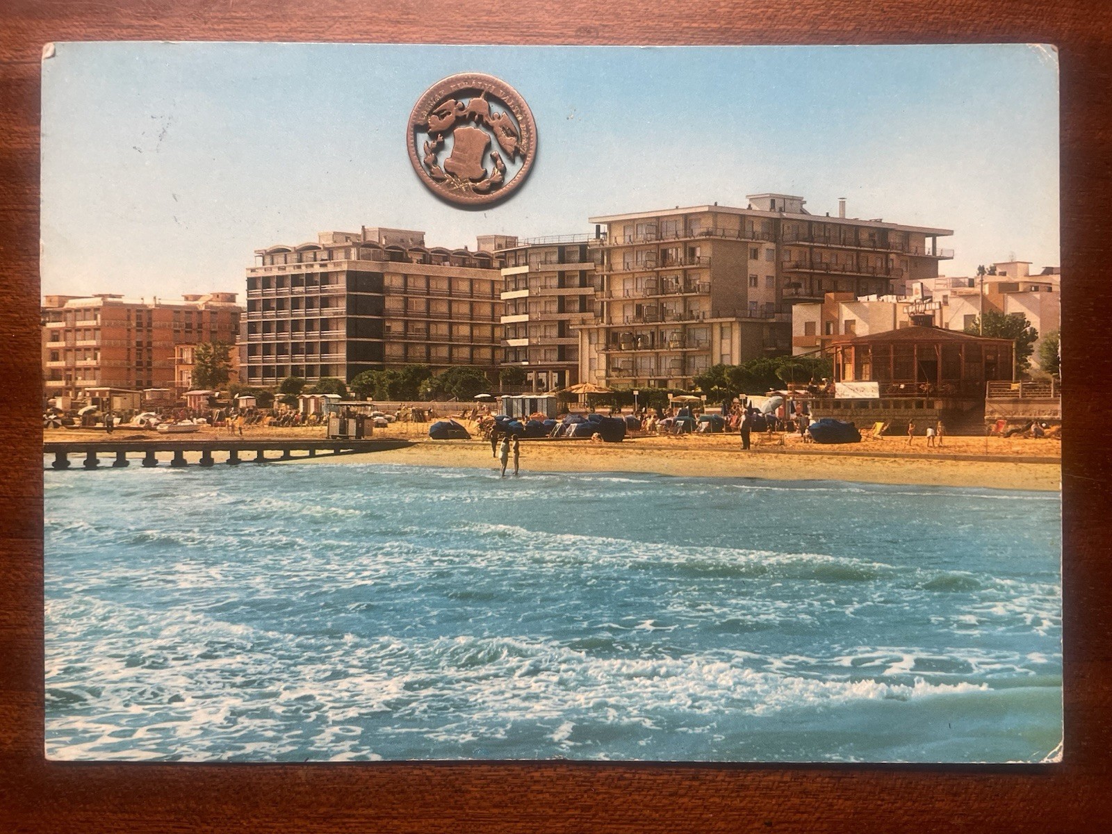 Cartolina Jesolo Lido La spiaggia viaggiata con francobolli e annullo, Belluno