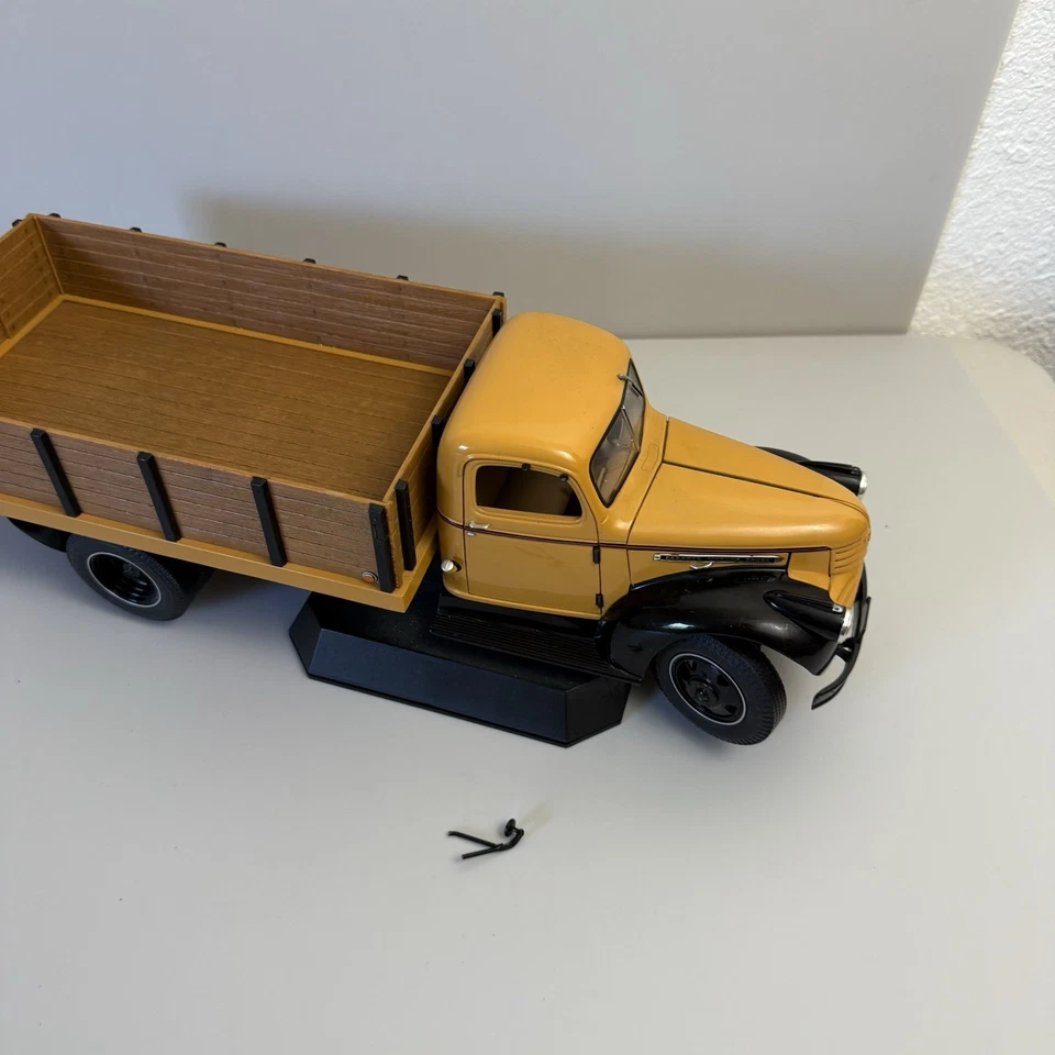 1946 GMC Dumping Grain Box Truck Die Cast 1:16 Scale Highway 61 Read description - Image 3 of 4