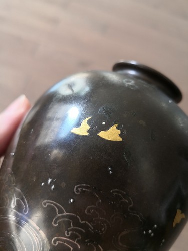 Antique Japanese Meiji birds on waves small brass vase - Picture 10 of 11