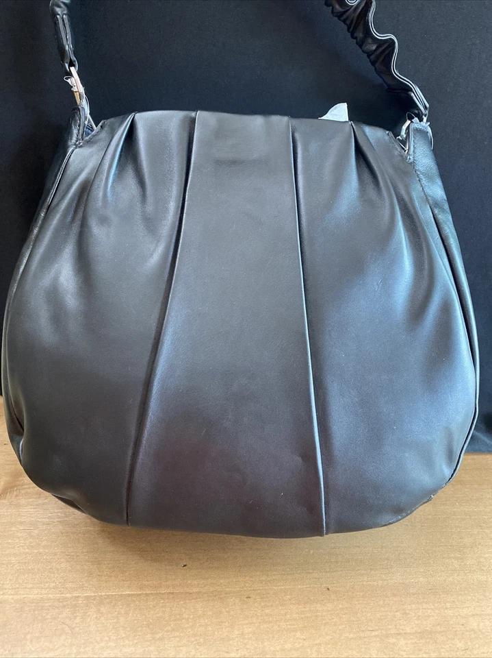 NOVA COM ETIQUETA BOLSA DE OMBRO LOUISE ET CIE COURO PRETO FOSCO ALÇA SUPERIOR HOBO - ESTADO PERFEITO - Imagem 3 de 4