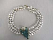 STUNNING 3 STRAND FAUX PEARL w ENAMEL LEAF RUNWAY STATEMENT NECKLACE