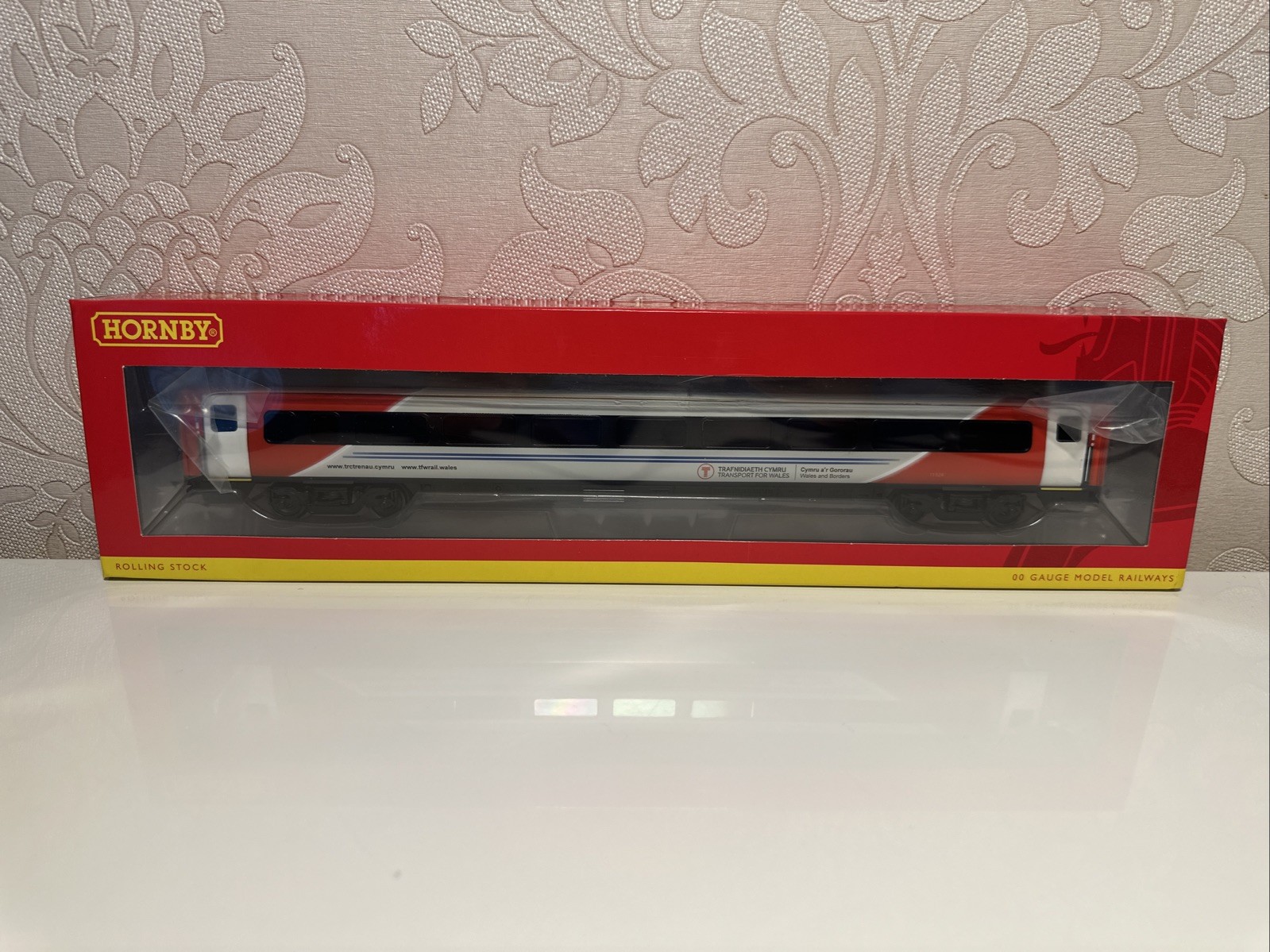 New R40185 Hornby 00 Gauge Transport for Wales Mk.4 Open First Coach No.11324