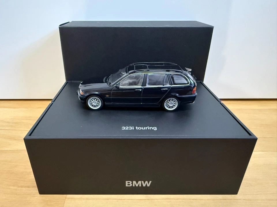 BMW (E46) 323i Touring / Cosmos black / Minichamps / BMW Dealer / 1:43
