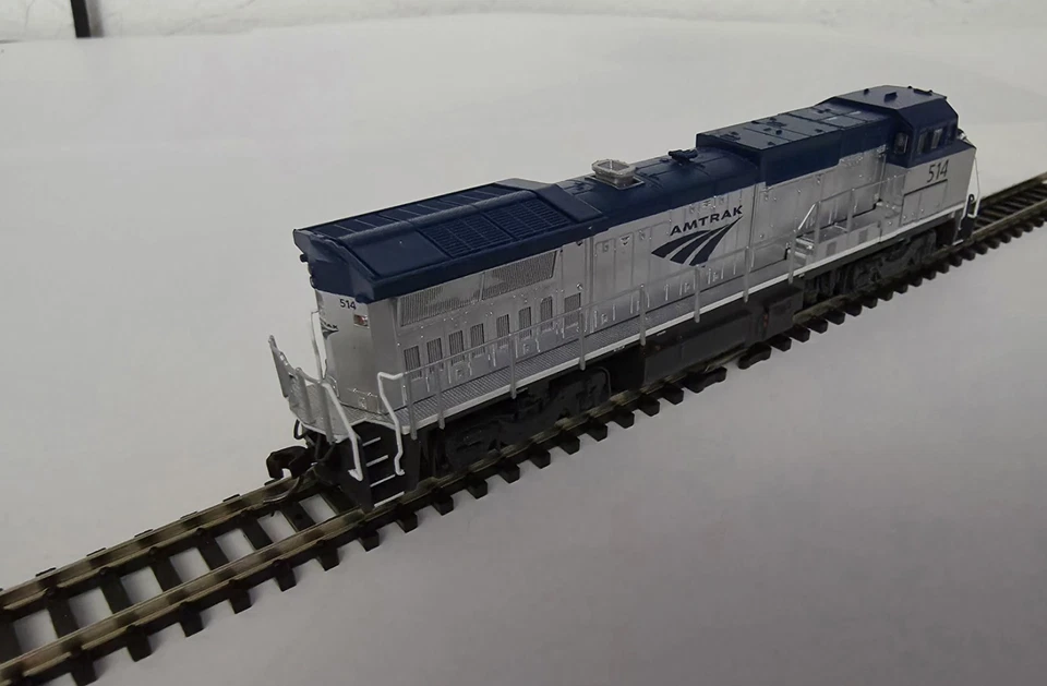 Kato + Atlas N Scale 4-Unit Set: Amtrak Dash-8 Locomotive & 3 Passenger Cars - Image 4 of 4