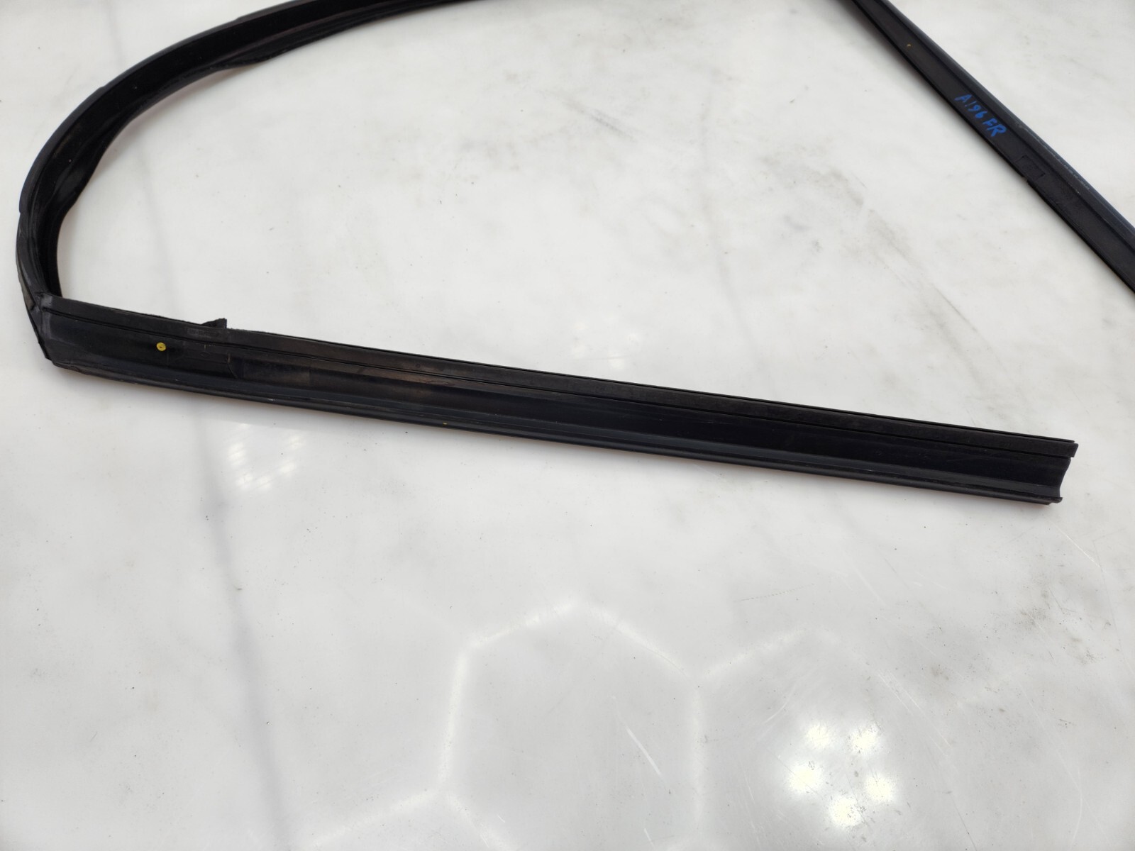 ✅ 10-14 OEM Rolls-Royce Ghost RR4 Front Right Passenger Door Rubber Window Guide