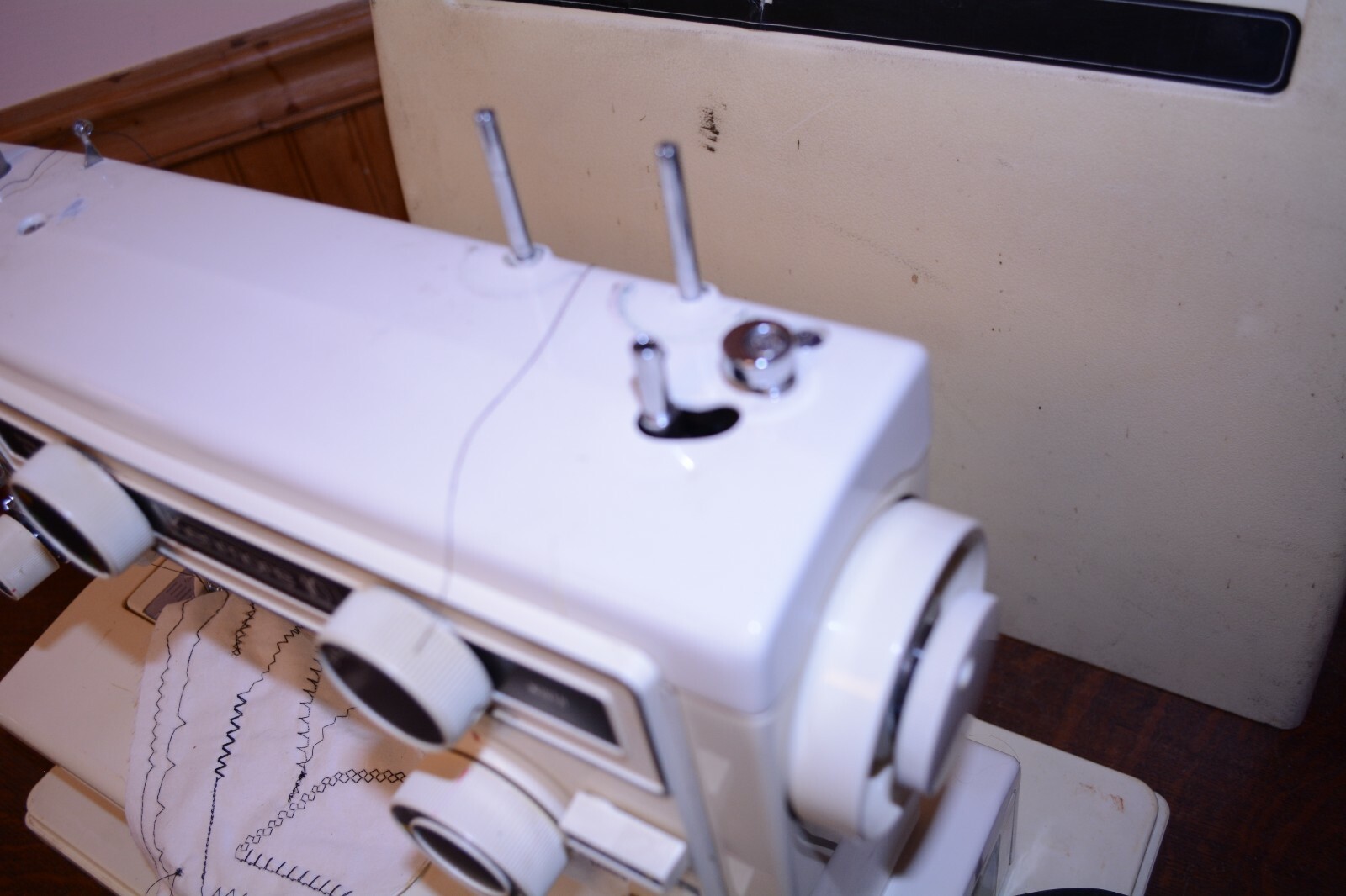 Kenmore Sewing Machine 10 Stitch 385.1249180 FreeArm w/Case .1.0 amp