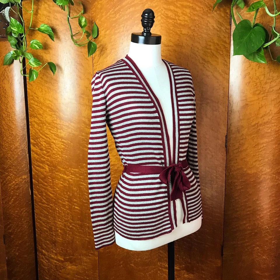 Suéter cardigã listrado vintage SILVER LUREX & Burgundy MACY’S 70’s 70s P M - Imagem 2 de 4