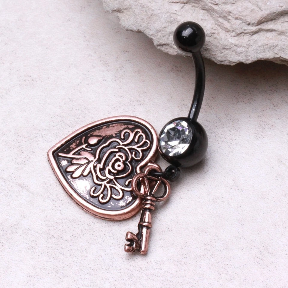 Antiguo anillo ombligo colgante de latón enchapado con llave y corazón Foto 2 de 3