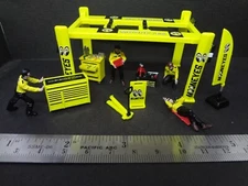 1:64 Scale figure set MOONEYES Mechanics + Moon Garage Set w/ lift + stickers