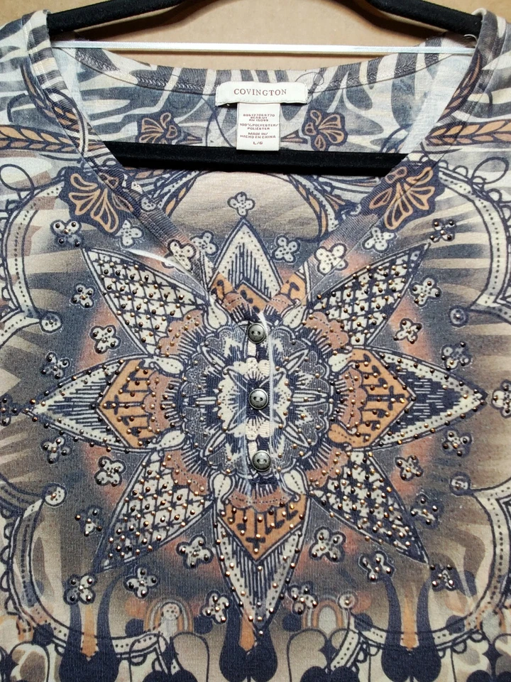 Camiseta pulôver feminina Covington grande bronzeada manga curta cravejada gola enfeitada - Imagem 2 de 4