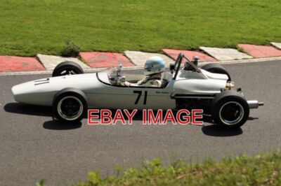 FOTO HSCC CADWELL PARK 5.6.21 BEKANNTE 60ER UND 70ER JAHRE RACER MIKE WALKER NIMMT
