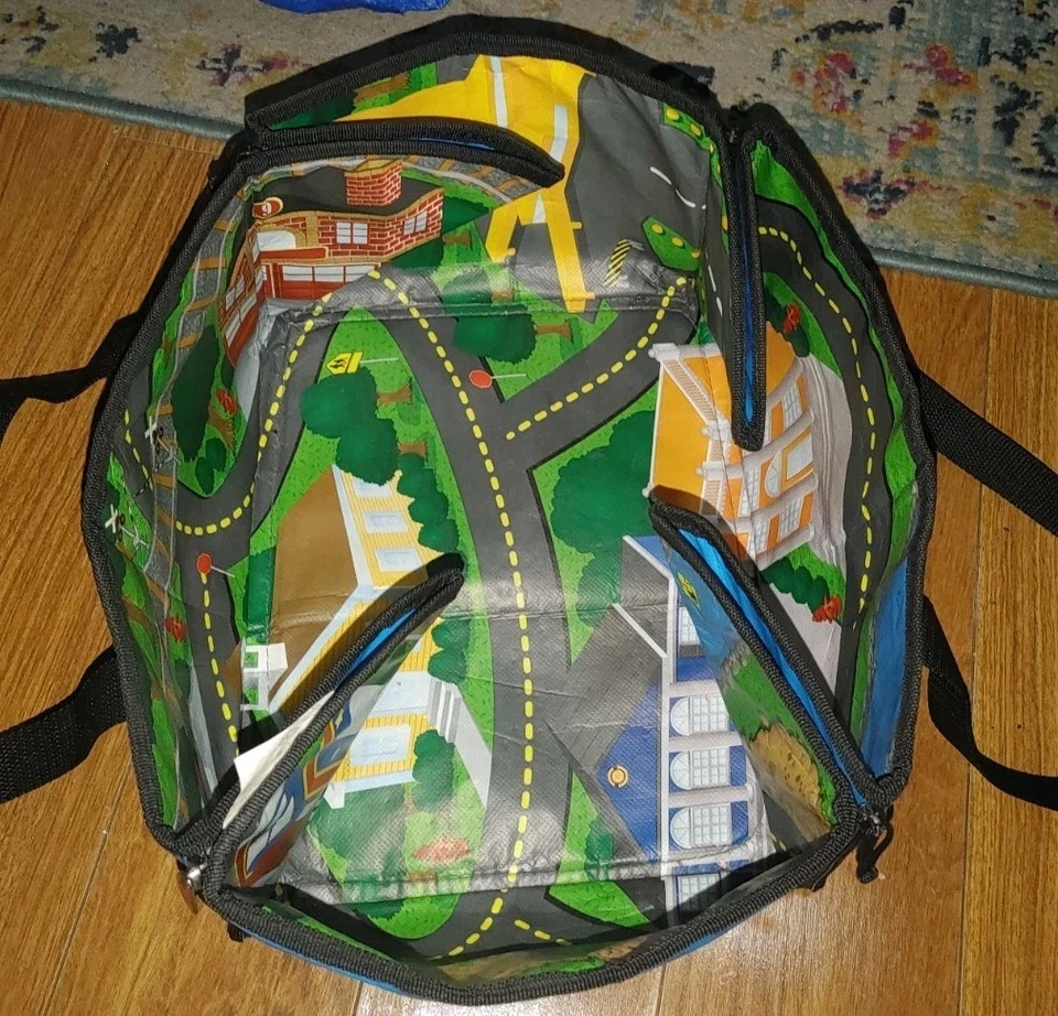 Contenedor con cremallera calle alfombrilla 25" X 22" juego niños sin marca con 20 autos Hot Wheels Foto 2 de 4