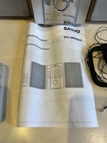 Sanyo DC-MM9000 Micro Libreria Impianto Stereo Hi-Fi con Telecomando, Altoparlanti, Manuale - Foto 7 di 23