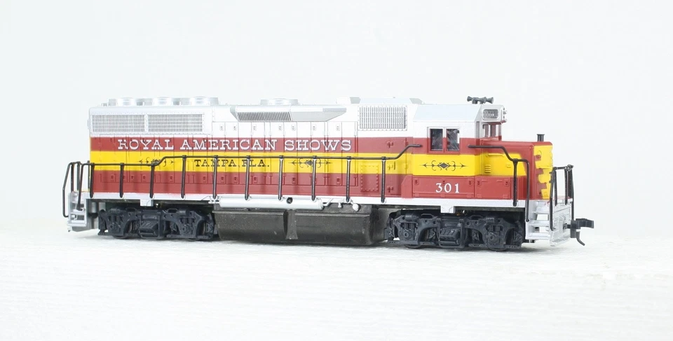 Con-Cor HO Scale Royal American Shows GP40 Diesel #301 NEW - Image 2 of 4