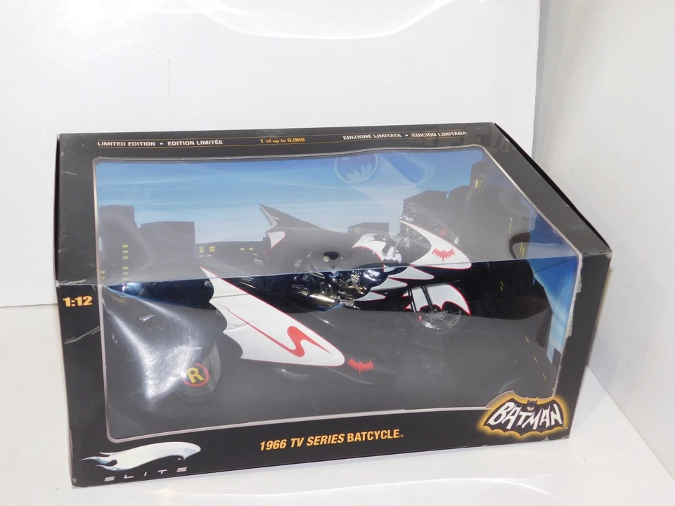 BATMAN BATCYCLE & ROBIN SIDECAR 1966 HOTWHEELS R0006 1:18 - Immagine 3 di 4