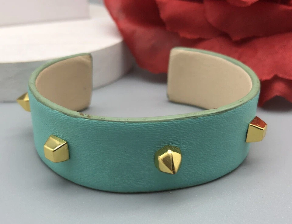 Браслет-манжета с автографом Vince Camuto зеленый кожаный с золотистыми шипами 6,5 дюйма - Изображение 2 из 4