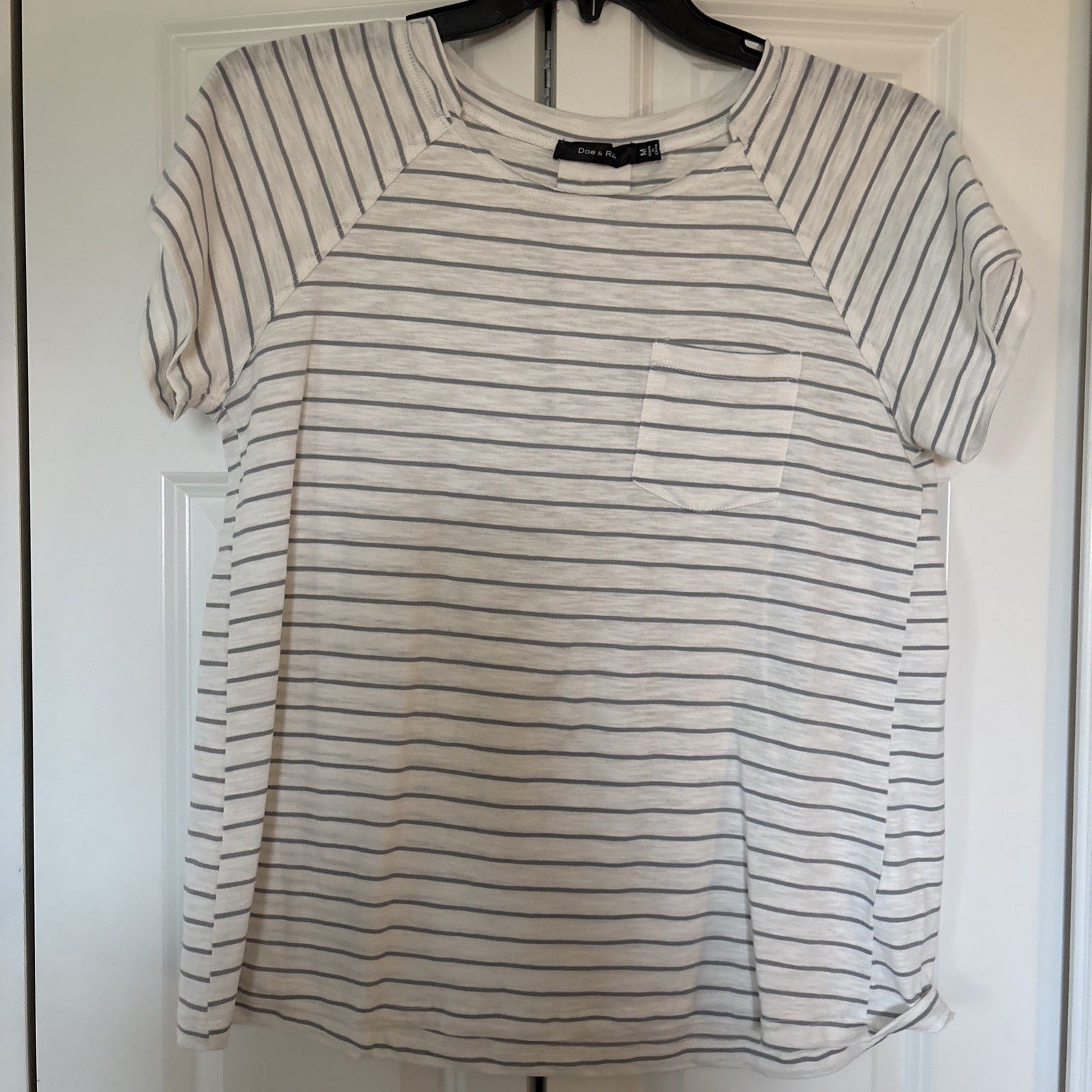 Doe & Rae Women's Medium Tee White with Gray Stripes Short Sleeve Round Neck