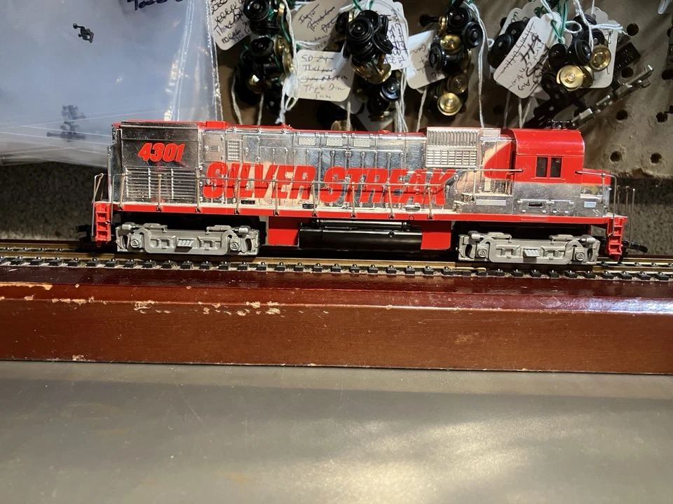 TYCO Mantua HO 4301 Alco 430 Silver Streak Diesel Engine Dummy With Handrails - Image 2 of 4