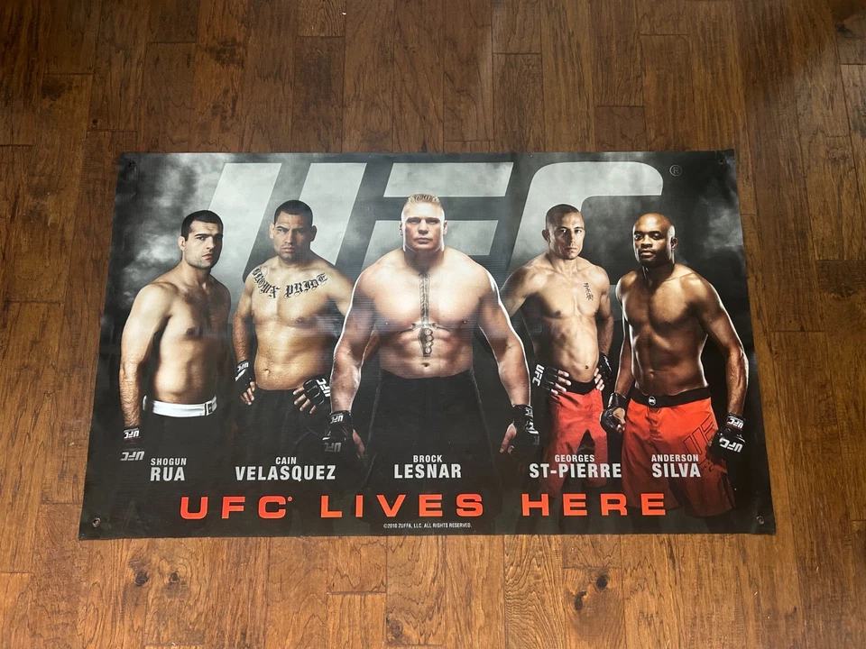 Banner promocional de vinilo UFC 2010 "UFC Lives Here" excelente estado, 60x36 pulgadas.  Foto 2 de 4