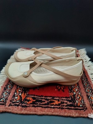 Cream And Tan Croc Flat Shoes, Canvas Lined, Women's Size 6