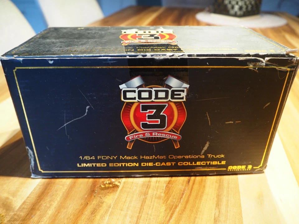 Code 3 FDNY 1:64 Limited Edt. Mack HAZMAT Operations - Bild 2 von 4