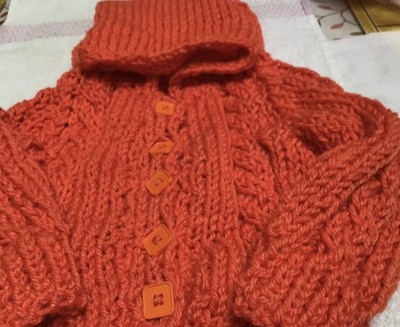 Mädchen handgestrickt Zopfmuster Hoodie 24 Zoll. Brust 12-18 Monate orange Knebel Po. Alpaka