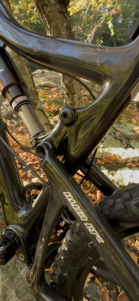 Bicicleta de montaña SantaCruz Blur mediana 26 cuadro de carbono construcción. Usado en excelente estado Foto 2 de 4