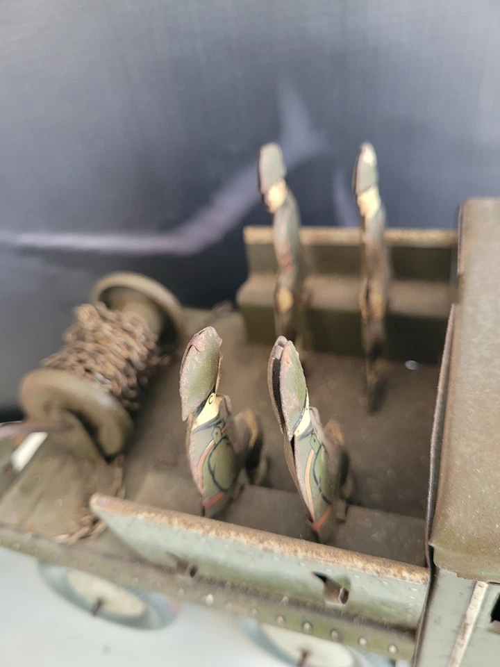 Camión militar de hojalata Joustra y cañón de campo años 30 Francia Wind-Up Works Foto 4 de 4