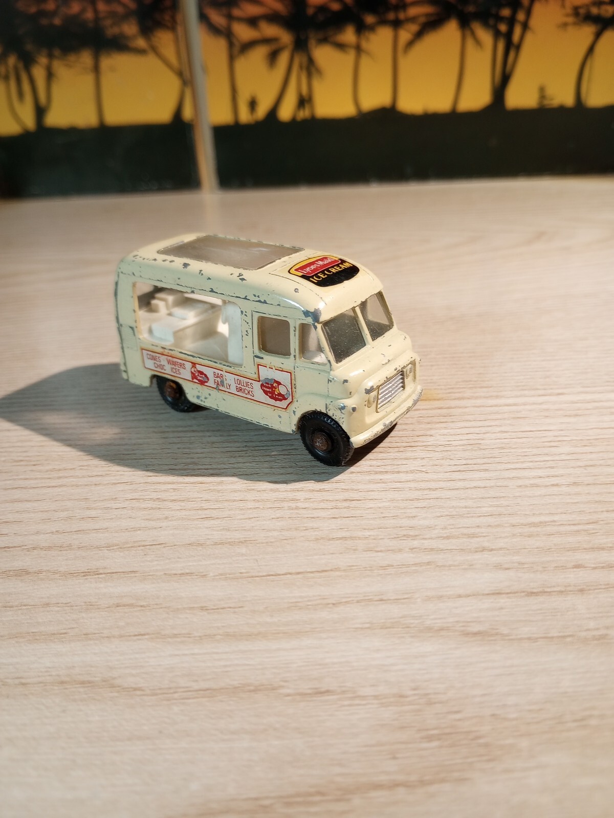 VINTAGE MATCHBOX LESNEY DIECAST NO. 47 COMMER ICE CREAM CANTEEN MADE IN