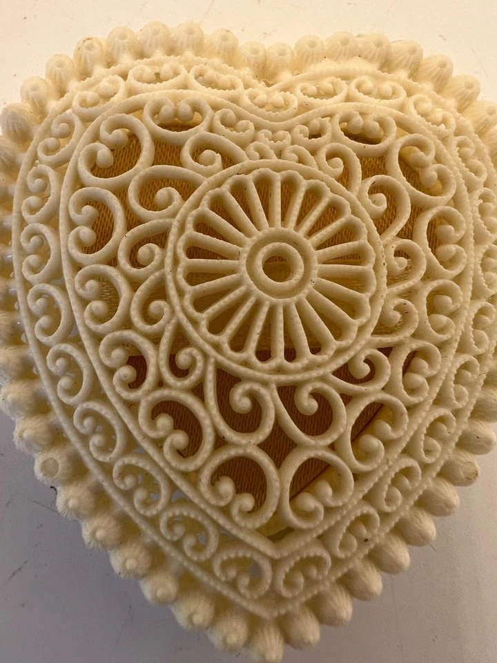 Caja de anillo de plástico duro en forma de corazón de filigrana marfil vintage 956 Foto 2 de 4