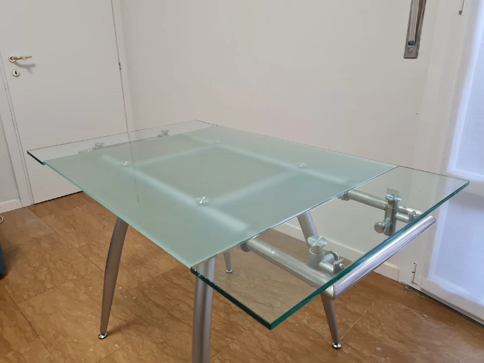 Tavolo allungabile moderno in vetro temperato e acciaio 4/6 posti - Immagine 3 di 4