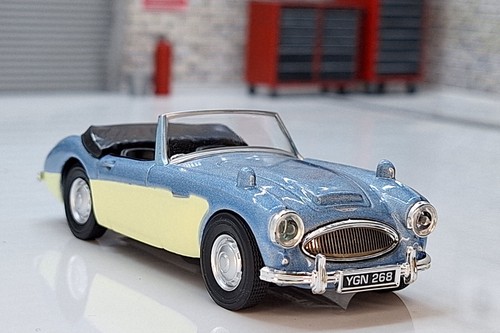 Austin Healey Cabriolet - blau - weiß Maßstab 1:43 Oxford Diecast