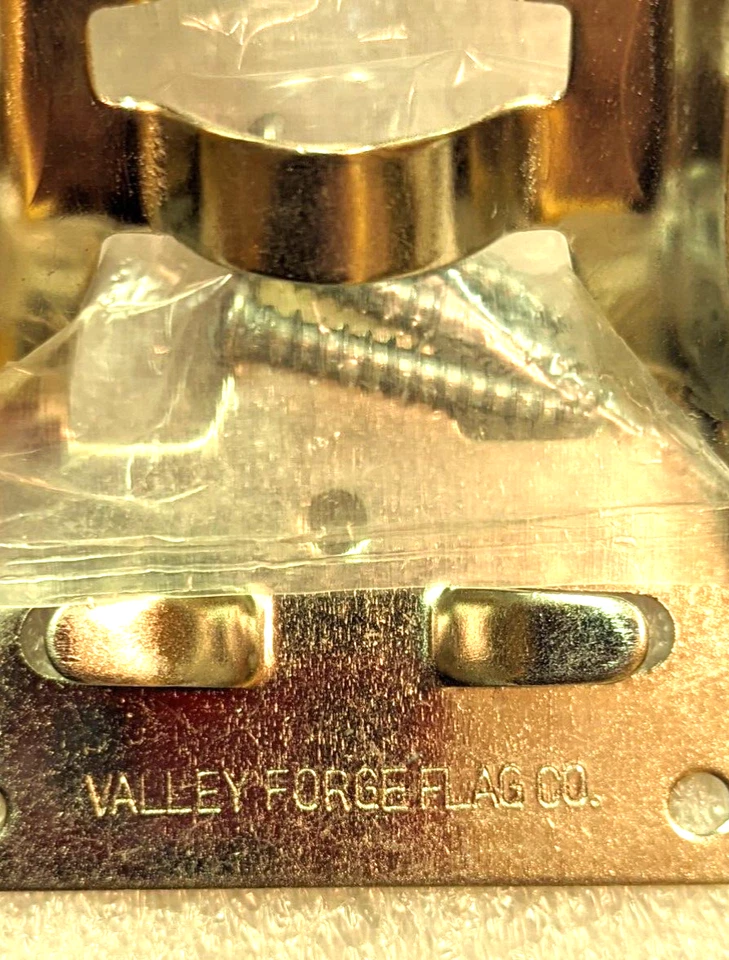 Soporte para asta de bandera Valley Forge Flag Co. - Soporte de pared de metal con herrajes Foto 2 de 4