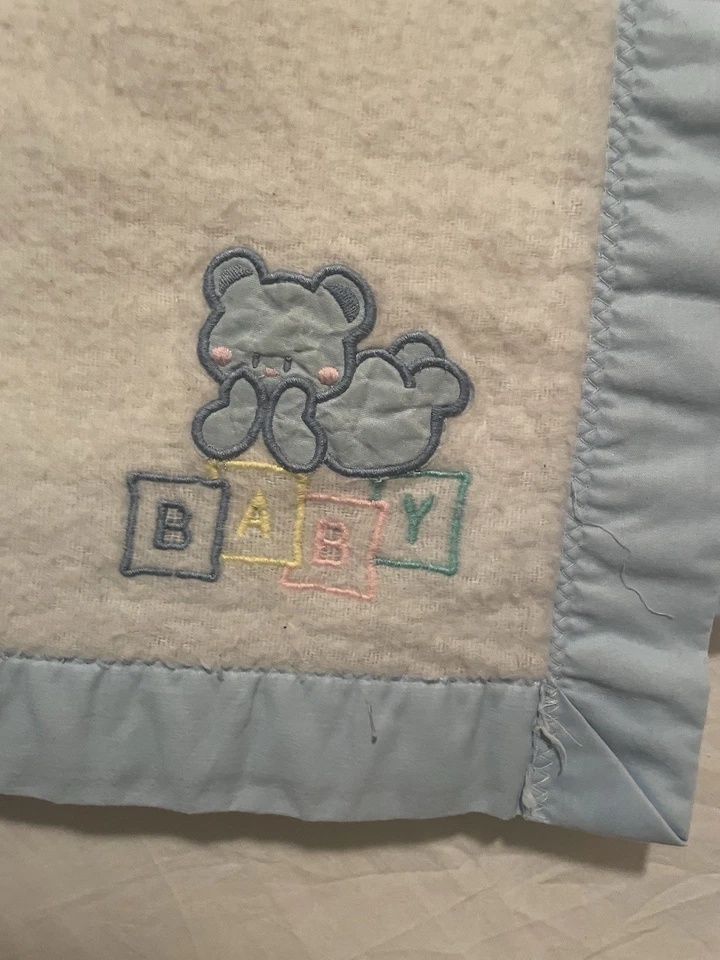 Cobertor de bebê vintage ursos e blocos ABC branco com borda de seda azul 48x35 - Imagem 2 de 4